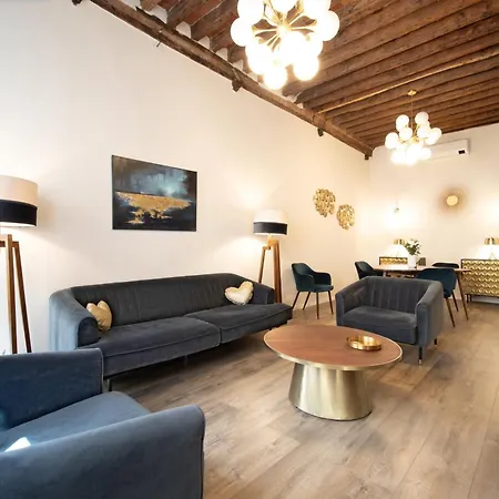 Golden House In Center Town By Abita לוקה